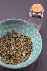 Melissenblätter getrocknete Heilkräuter, Detail Hintergrund Naturheilkunde