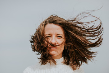 Portrait d'une demoiselle les cheveux dans le vent