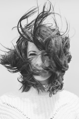 Portrait de demoiselle les cheveux dans le vent