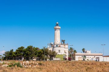 Fototapeta na wymiar Der Leuchtturm von Porto Palo di Capo Passero befindet sich an der Südspitze Siziliens und weist der Schiffahrt den Weg