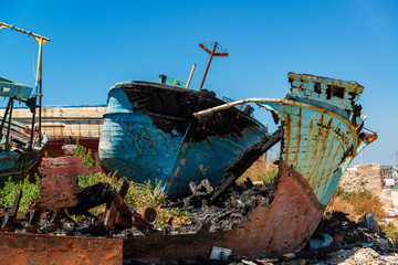 Porto Palo di Capo Passero Sizilien im Hafen die Reste einiger Flüchlingsboote denen die...