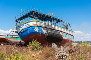 Porto Palo di Capo Passero Sizilien im Hafen die Reste einiger Fl&uuml;chlingsboote denen die &Uuml;berfahrt von Afrika nach Italien gegl&uuml;ckt ist