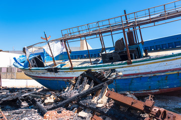 Porto Palo di Capo Passero Sizilien im Hafen die Reste einiger Flüchlingsboote denen die Überfahrt von Afrika nach Italien geglückt ist