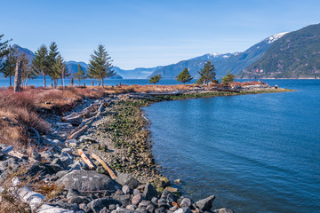 Obraz premium Fantastic view over ocean, snow mountain and rocks at Burrard inlet in Vancouver, Canada.