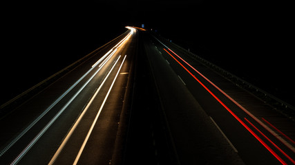 Fototapeta na wymiar Lichtspuraufnahmen an der Autobahn