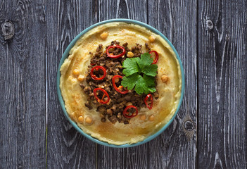 Creamy hummus with spicy mutton minced meat. 
