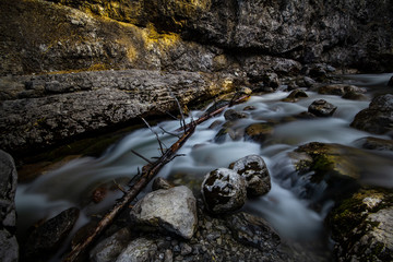 in den bergen, am wasserfall, alpen