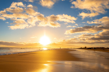 Obraz premium Sunset over tropical island beach, Hawaii, Kauai