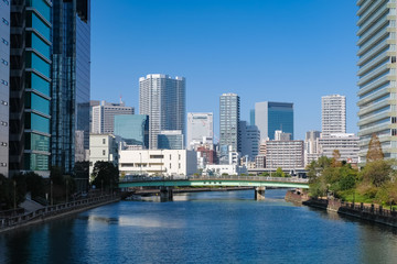 Fototapeta premium Kanał Shinagawa Takahama i budynki