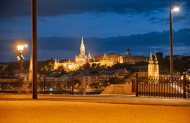 Obraz premium View of the Danube River at night in Budapest