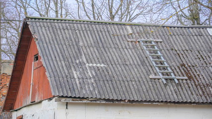 13302_The_dirty_roof_of_the_old_abandoned_house.jpg