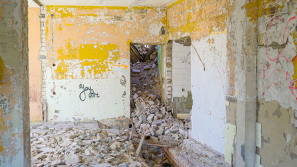 13337_Stone_rubbles_on_the_floor_inside_the_house.jpg
