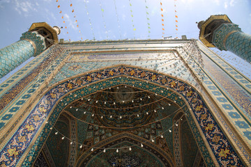 kolorowa mozaika na ścianach meczetu w iranie