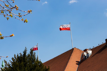 Polska flaga a dachu © andsko