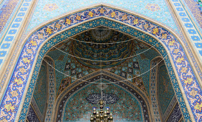 Fototapeta na wymiar kolorowa mozaika na ścianach meczetu w iranie