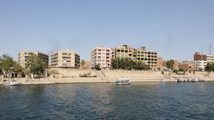 Skyline von Kom Ombo am Nil in Ägypten vom Wasser aus fotografiert