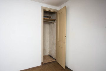 Obraz premium Room with a built in wardrobe, old empty house