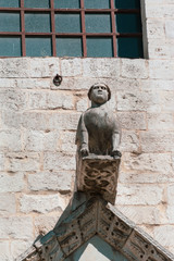 Obraz premium Gargoyle on the wall