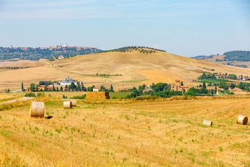 Fototapeta premium Panoramic view of a spring day in the Italian rural landscape