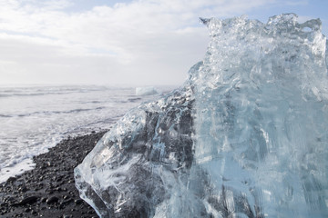 Obraz premium Wschód słońca nad słynną diamentową plażą Islandia ta piasek lawy plaża
