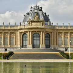 Naklejka premium La partie centrale de l'imposant Musée National de l'Afrique Centrale récemment restaurée ,au parc de Tervuren à l'est de Bruxelles