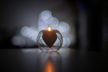 Świeczka z efektem bokeh z logiem serca © andsko