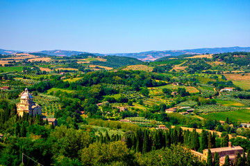 Obraz premium Panoramic view of a spring day in the Italian rural landscape