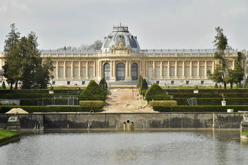 Les escaliers s&eacute;parant l'&eacute;tang inf&eacute;rieur et le Mus&eacute;e National de l'Afrique Centrale en cours de travaux ,au parc de Tervuren