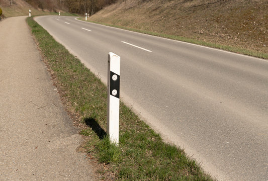 Leitpfosten an einer Landstra&szlig;e
