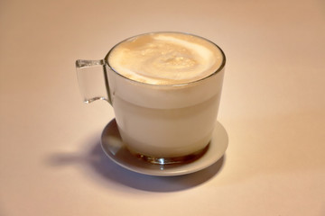 cappuccino su piattino
