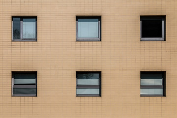fenetres sur un mur de briques rectangulaires oranges