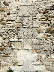 vieux mur en pierres variées dans les formes et dans les couleurs