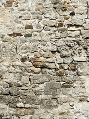 vieux mur en pierres variées dans les formes et dans les couleurs