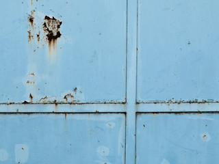 vieux portail bleu en metal rouillé avec jointures rectangulaires