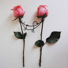 träumer auf hängematte zwischen rosen, stiliisiert