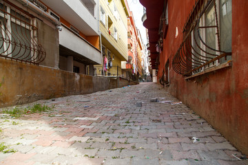 narrow dirty streets of Istanbul