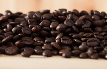 Obraz premium Coffee beans on light wooden background