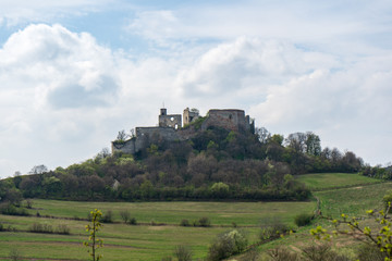 Fototapeta na wymiar Ruine Falkenstein in Niederösterreich, Weinviertel, mit Wolkenformationen