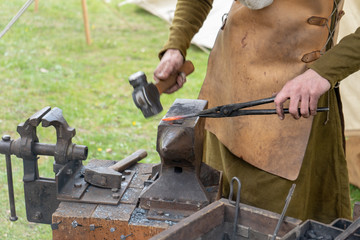 Schmied bei der Arbeit in Mittelalterlicher Gewandung