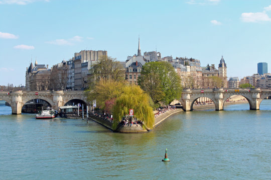 scenic view of Ile de la Cit&eacute; in downtown Paris