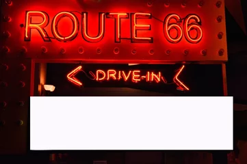 Poster Altes neonrotes Schild der Route 66. © StockPhotoAstur