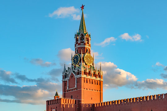 Spasskaya tower of Moscow Kremlin on Red Square.