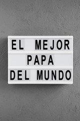 'El Mejor Papa Del Mundo' words on modern board over concrete background. Overhead, from above, flat lay. Father's day.