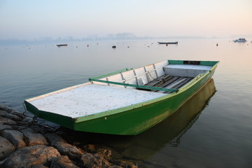 Fototapeta na wymiar boat on the lake