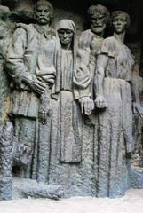 Fototapeta na wymiar statue of virgin mary with jesus