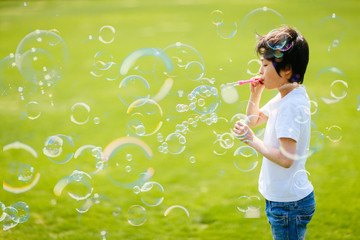シャボン玉で遊ぶ子供