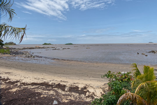 Belles lumi&egrave;res sur l'oc&eacute;an Atlantique et les &icirc;lets vus du littoral de Cayenne en Guyane fran&ccedil;aise