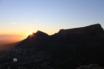 Sonnenaufgang über Tafelberg vom Lionshead aus