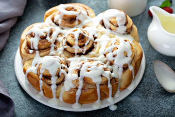 Home made cinnamon buns with coffee and berries with crem cheese glaze