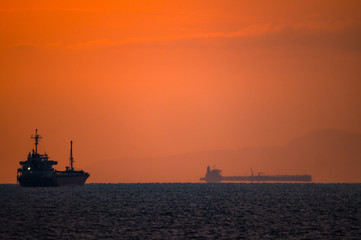 朝焼けの水平線と船の影